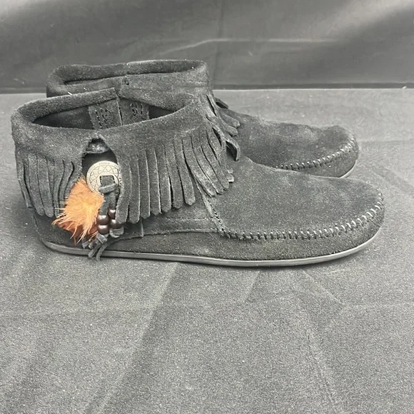 Minnetonka Women’s Concho Feather Black Boot (2931) - Picture 2 of 9